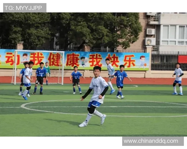 身穿足球衣的儿童球星在绿茵场上展现激情与梦想